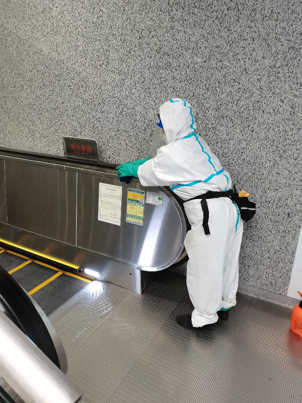 深圳地铁停运期间，地铁各区域消毒清洁仍不停歇。.JPG