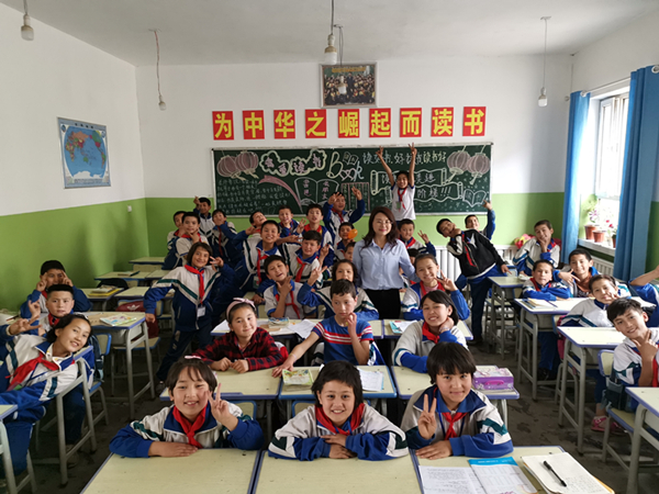 1.2018年，国信证券正式启动向新疆麦盖提县派驻员工支教志愿者的支教行动。图为志愿者与当地孩子合影2_副本.jpg