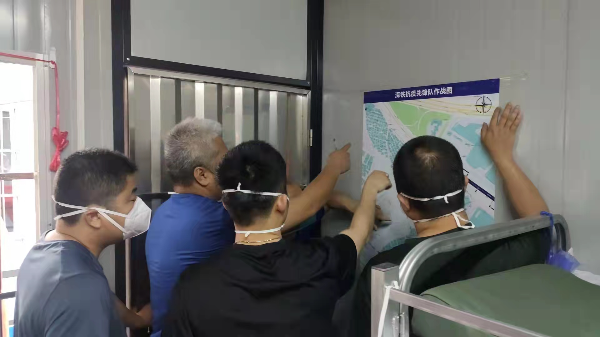 8-深铁集团应急制图团队利用上沙村“地、楼、房、人、物”等大数据，连夜加班编制完成抗疫全景地图，将上沙村封控区内楼栋地理分布、社区街道等数据信息浓缩在方寸之间。.jpg